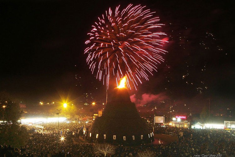 Folklore_apulia_bonfire_novoli