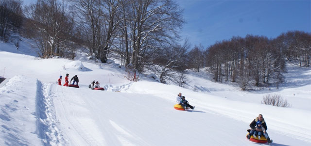 Snow tubing in Abruzzo - image from roccarasoturismo.it