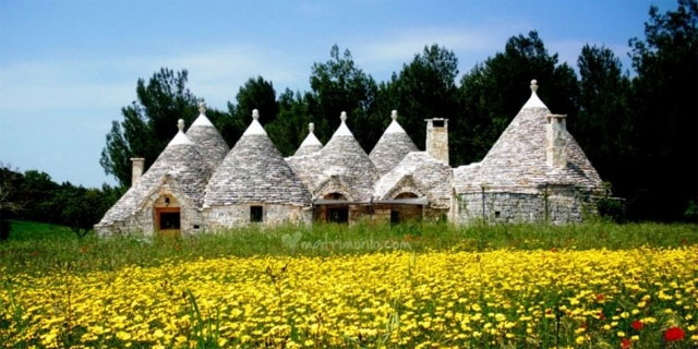 The lovely trulli for a fairy-tale wedding in Apulia. Image from matrimonio.com