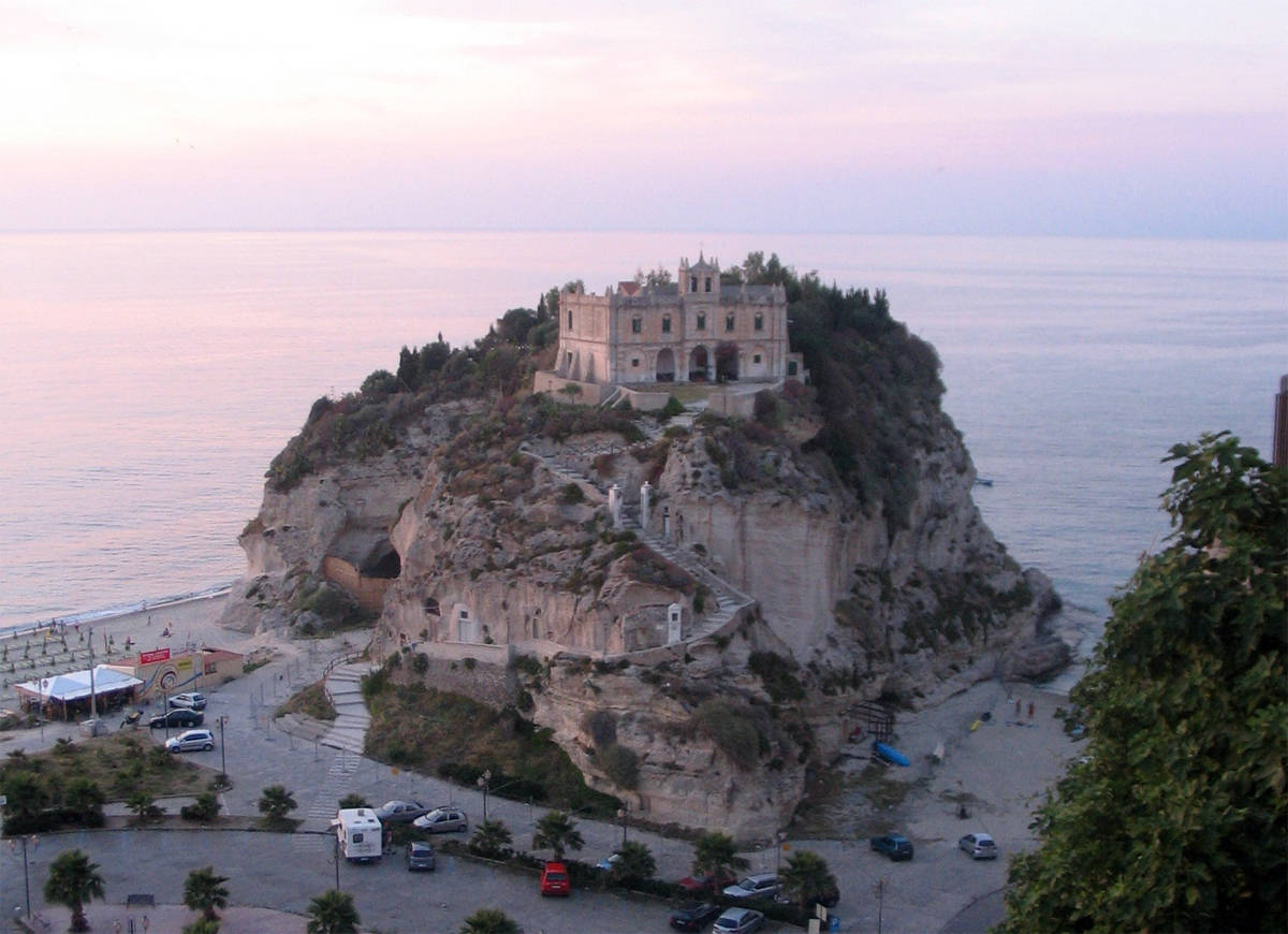 Beautiful Tropea, image by Mac9 (own work) [CC BY-SA 2.5]
