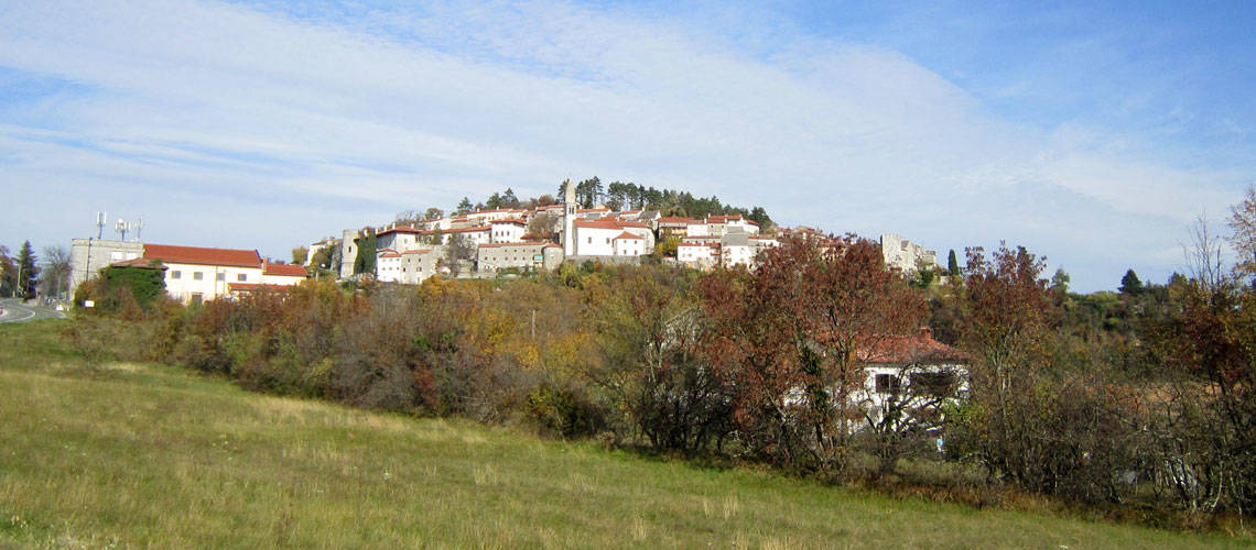 Karst Plateau: Stanjel village in Slovenia